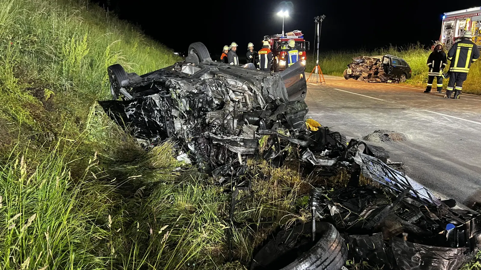 Beide Autos wurden bei dem schweren Unfall völlig zerstört. Der 39-jährige Fahrer und die 23-jährige Fahrerin starben noch am Unfallort. (Foto: NEWS5 / Merzbach)