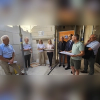 Das Runde muss ins Eckige: Grundsteinlegung im Anbau des Wohnparks am Weiher mit (von links) Hans Rummel, Geschäftsführer Thomas Siegele, Catrin Beil, Karin Eischer, Hans-Peter Gehrke, Markus Liebich, Planer Christian Scheuerpflug und Dekan i.R. Hans Stiegler.  (Foto: Wolfgang Grebenhof)