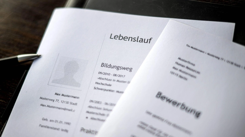 Oft fließt viel Mühe in eine Bewerbung - ärgerlich, wenn man dann kein Feedback bekommt.  (Foto: Sina Schuldt/dpa/dpa-tmn)