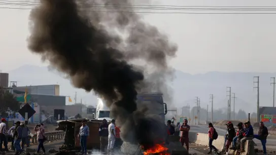 Anhänger des gestürzten peruanischen Präsidenten Castillo blockieren eine Autobahn bei Viru. (Foto: Hugo Curotto/AP/dpa)