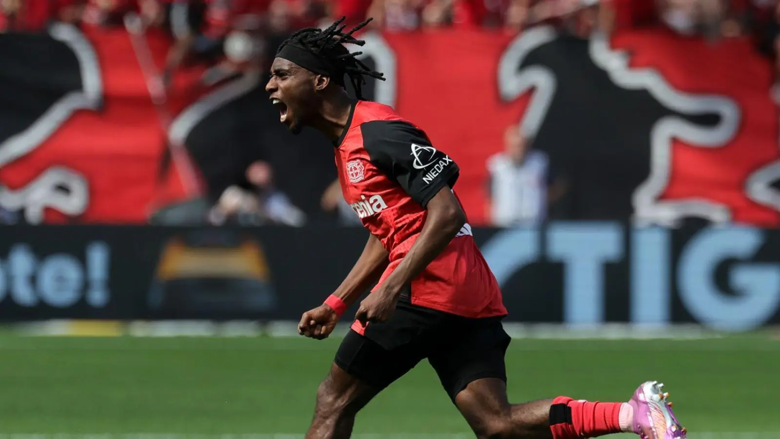 Jubelt bald für Liverpool: Jeremie Frimpong (Foto: Rolf Vennenbernd/dpa)