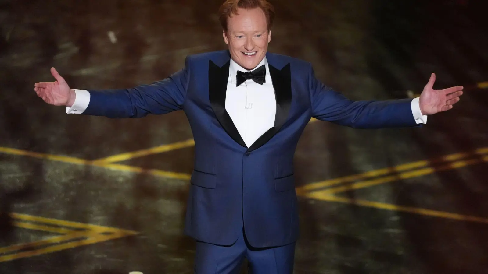 Moderator Conan O'Brien erscheint während der Oscar-Verleihung im Dolby Theatre in Los Angeles. (Foto: Chris Pizzello/Invision/AP/dpa)