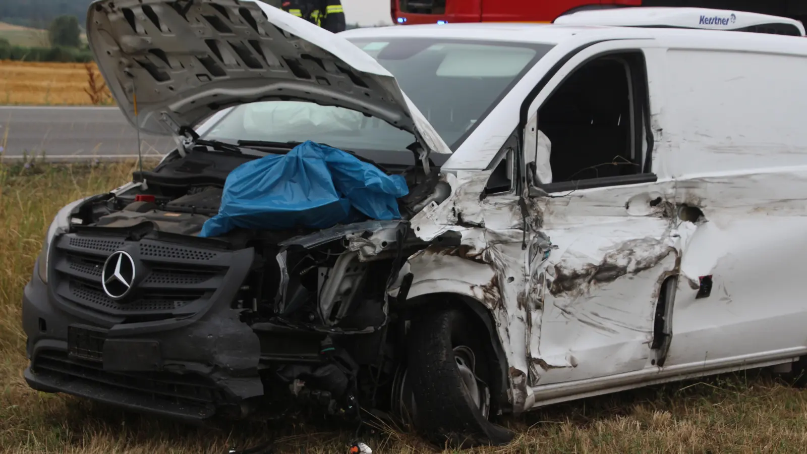 Der Fahrer dieses Transporters kam auf gerader Strecke auf die Gegenfahrbahn.  (Foto: NEWS5 / Wohlgemuth)