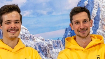 Philipp Raimund (l) und Felix Hoffmann (r) bei der Olympia-Einkleidung. (Foto: Peter Kneffel/dpa)