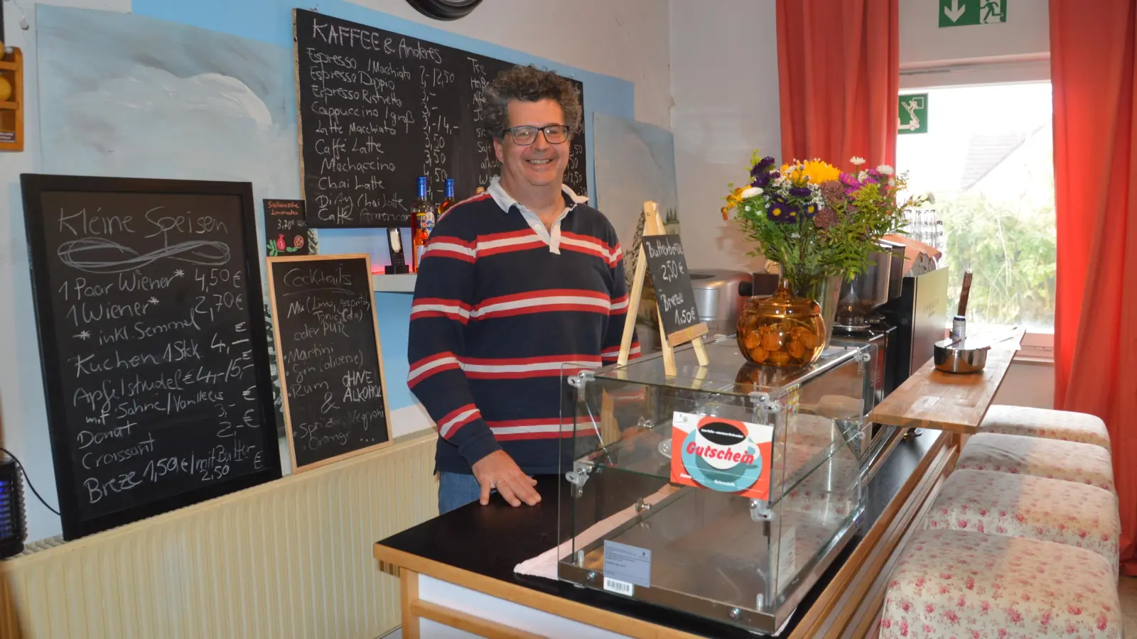 Nils Kühne-Hellmessen hat sein Café im Gebäude des Puppentheaters beim Kulturtreff an der Sauergasse eröffnet. (Foto: Peter Tippl)