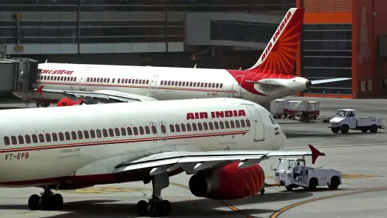 Flugzeuge der Fluglinie Air India in Neu Delhi. (Foto: Kevin Frayer/AP/dpa)
