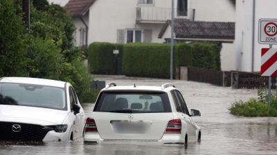 Autos stehen im Hochwasser der Mindel in einem Wohngebiet. (Foto: Karl-Josef Hildenbrand/dpa)