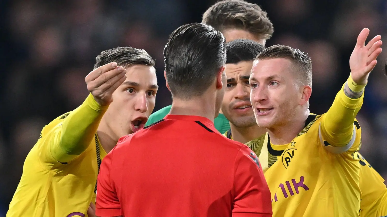 Dortmunder Spieler diskutieren mit Schiedsrichter Danny Makkelie (M). (Foto: David Inderlied/dpa)