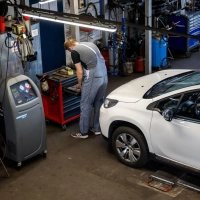 Ein Schaden am Auto ist schon ärgerlich genug. Damit Sie bei einem Kaskoschaden nicht auf unnötigen Werkstattkosten sitzen bleiben, sollten Sie vorab den Versicherer einbeziehen. (Foto: Benjamin Nolte/dpa-tmn)