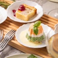 Dieser Vorspeisen-Mix mit Pasteten und Terrine sorgt für Staunen am Tisch. Dazu passt ein feierliches Gläschen Sekt. (Foto: Christin Klose/dpa-tmn)