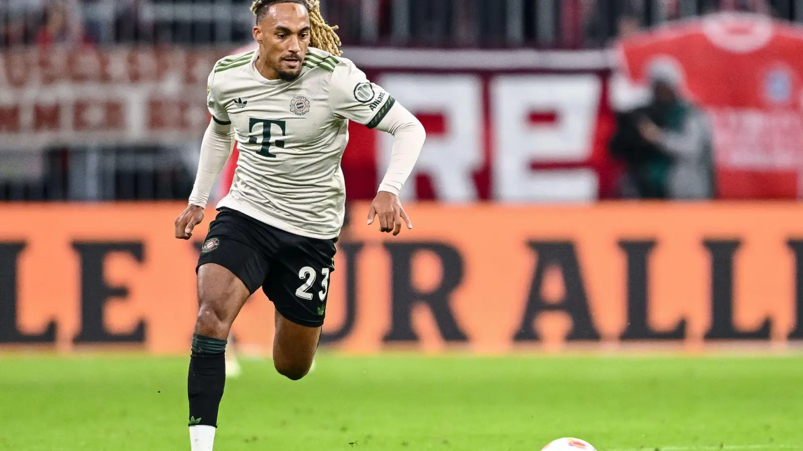 Sacha Boey dürfte den FC Bayern verlassen. (Archivbild) (Foto: Harry Langer/dpa)