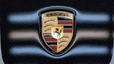 Weil er sich erheblich alkoholisiert ans Steuer seines Porsche gesetzt hat, ist am Samstag auf der A7 ein 66-Jähriger verunglückt. Sein Wagen ist Schrott. (Foto: Marijan Murat/dpa)