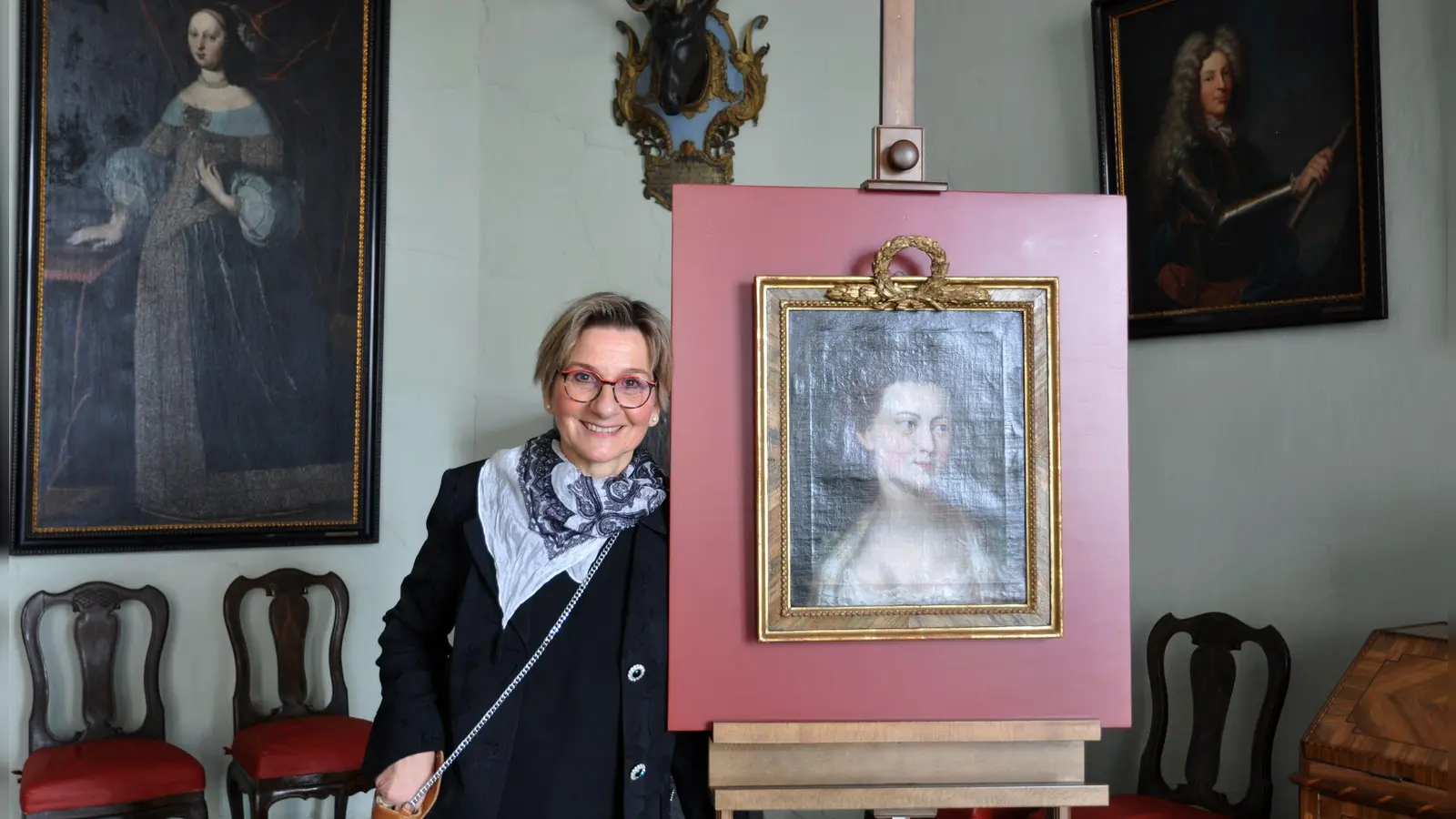 Dr. Susanne Schulz führte durch die Residenz. Hier ist sie neben einem Gemälde von Hippolyte Clairon, der führenden französischen Tragödin des 18. Jahrhunderts, zu sehen. (Foto: Jonas Volland)