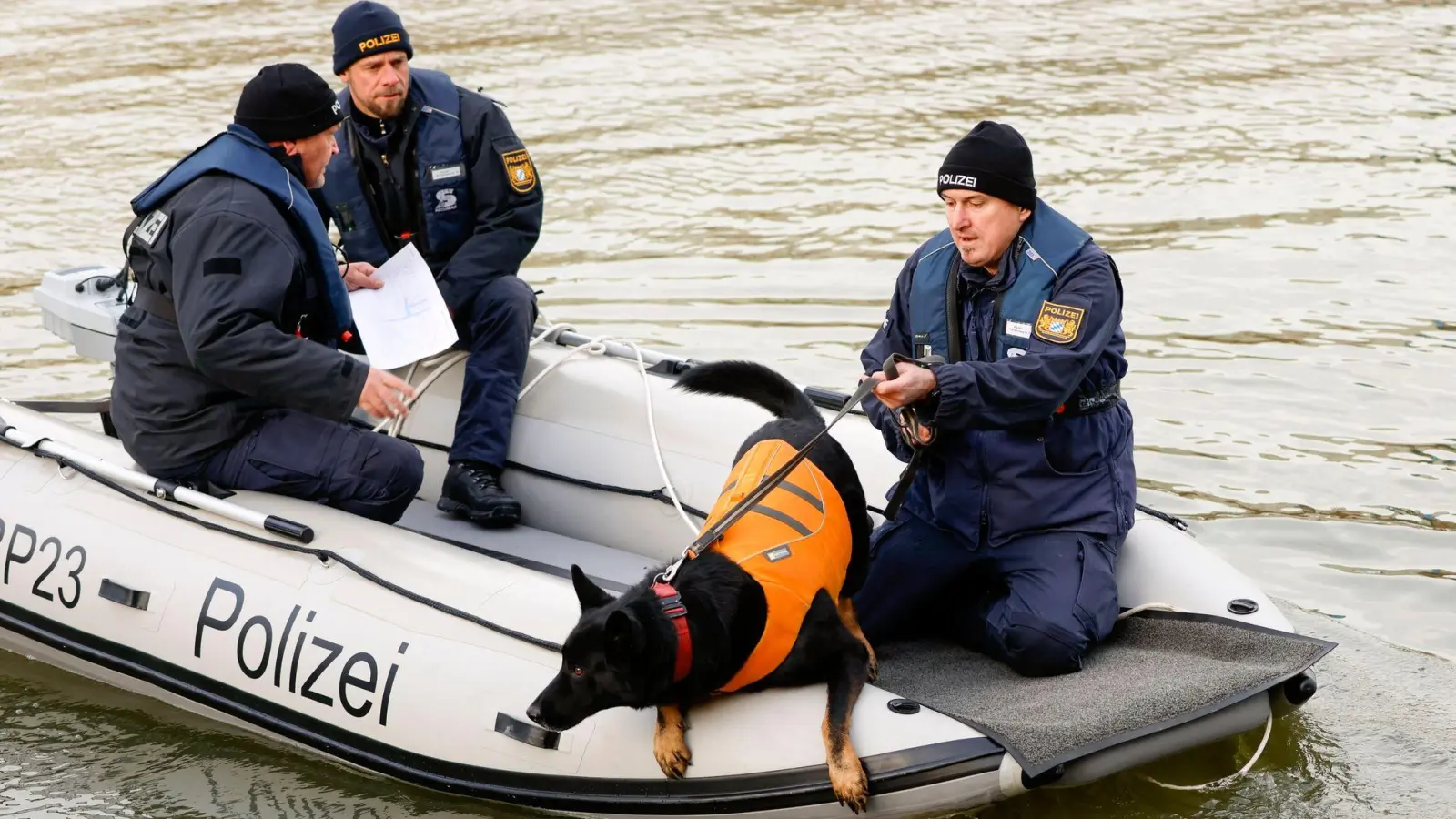 Einsatzkräfte und ein Leichenspürhund suchen im Main-Donau-Kanal bei Nürnberg nach einer vermissten Frau. (Foto: Heiko Becker/dpa/Symbolbild)