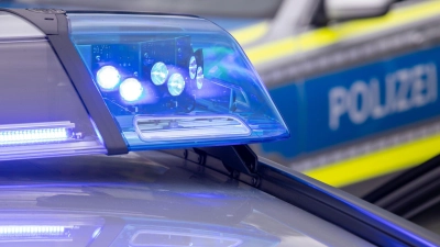 Mehrere Streifen rückten am Mittwoch zu dem Gymnasium aus. (Symbolbild) (Foto: Daniel Karmann/dpa)