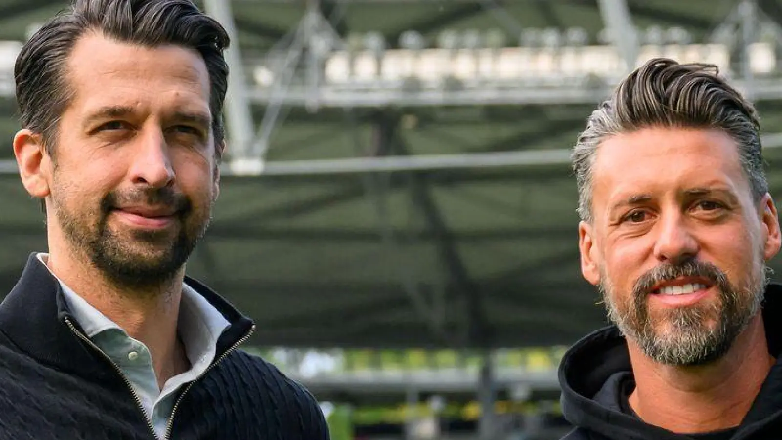 Sport-Geschäftsführer Jonas Boldt (l) und der neue Trainer Sandro Wagner bei Hannover 96. (Foto: Swen Pförtner/dpa)