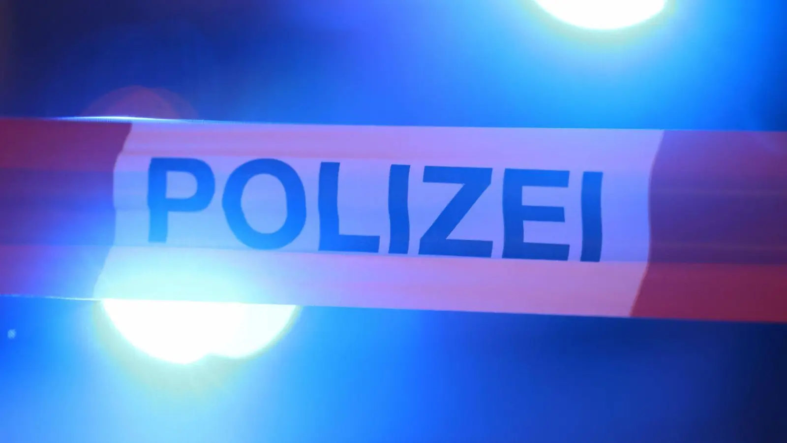 Für die Unfallaufnahme wurde die Staatsstraße komplett gesperrt. (Symbolbild) (Foto: David Young/dpa)