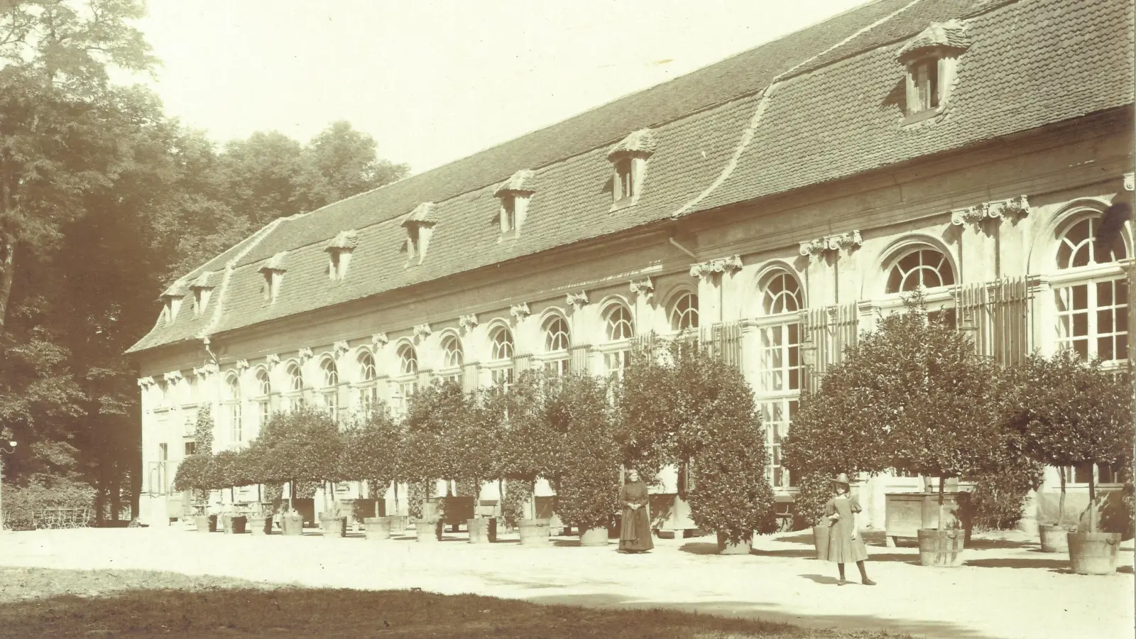 Eine Aufnahme der Orangerie aus den 1920-er Jahren. Die Repräsentativbauten der Wittelsbacher waren zu der Zeit gerade erst in Staatseigentum übergegangen. (Foto: Stadtarchiv Ansbach)