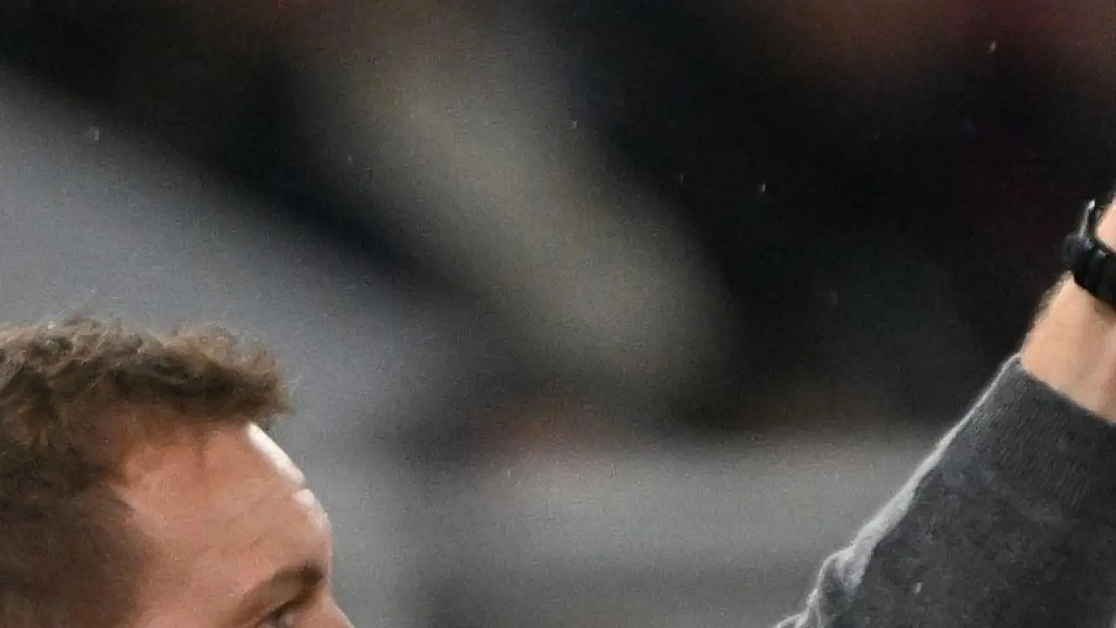 Julian Nagelsmann gibt eine Anweisung an seine Spieler.  (Foto: Federico Gambarini/dpa)