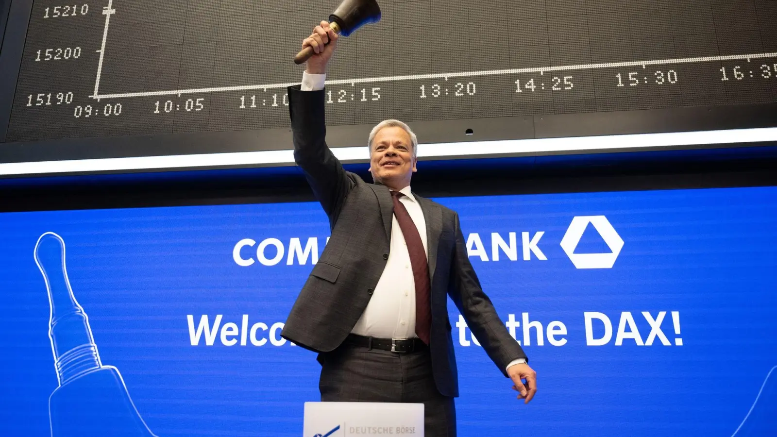 Commerzbank-Chef Manfred Knof läutet an der Deutschen Börse in Frankfurt die Eröffnungsglocke. Das Kreditinstitut wird wieder im Dax geführt. (Foto: Sebastian Christoph Gollnow/dpa)