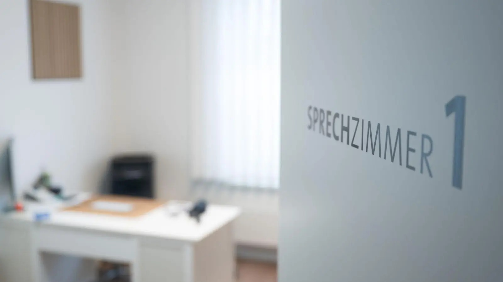 Union und SPD wollen ein verbindliches System einführen, bei dem Patientinnen und Patienten in eine Hausarztpraxis gehen, die sie bei Bedarf an Fachärzte überweist. (Symbolbild) (Foto: Sebastian Kahnert/dpa)