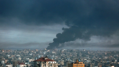 Rauch steigt nach israelischen Luftangriffen im Gazastreifen auf. Der Konflikt geht Jahre zurück. (Foto: Abed Khaled/AP/dpa)