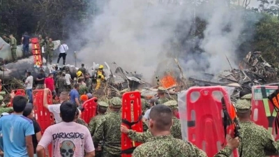 Das Militärflugzeug mit zahlreichen Soldaten an Bord stürzte kurz nach dem Start ab. (Foto: Uncredited/MiPutumayo via AP/dpa)