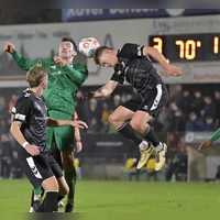 Im Heimspiel der Saison 25/26 schlug die SpVgg Ansbach (in Grün Ben Müller) Wacker Burghausen (rechts Lukas Walchhütter) mit 3:1. (Foto: Martin Rügner)