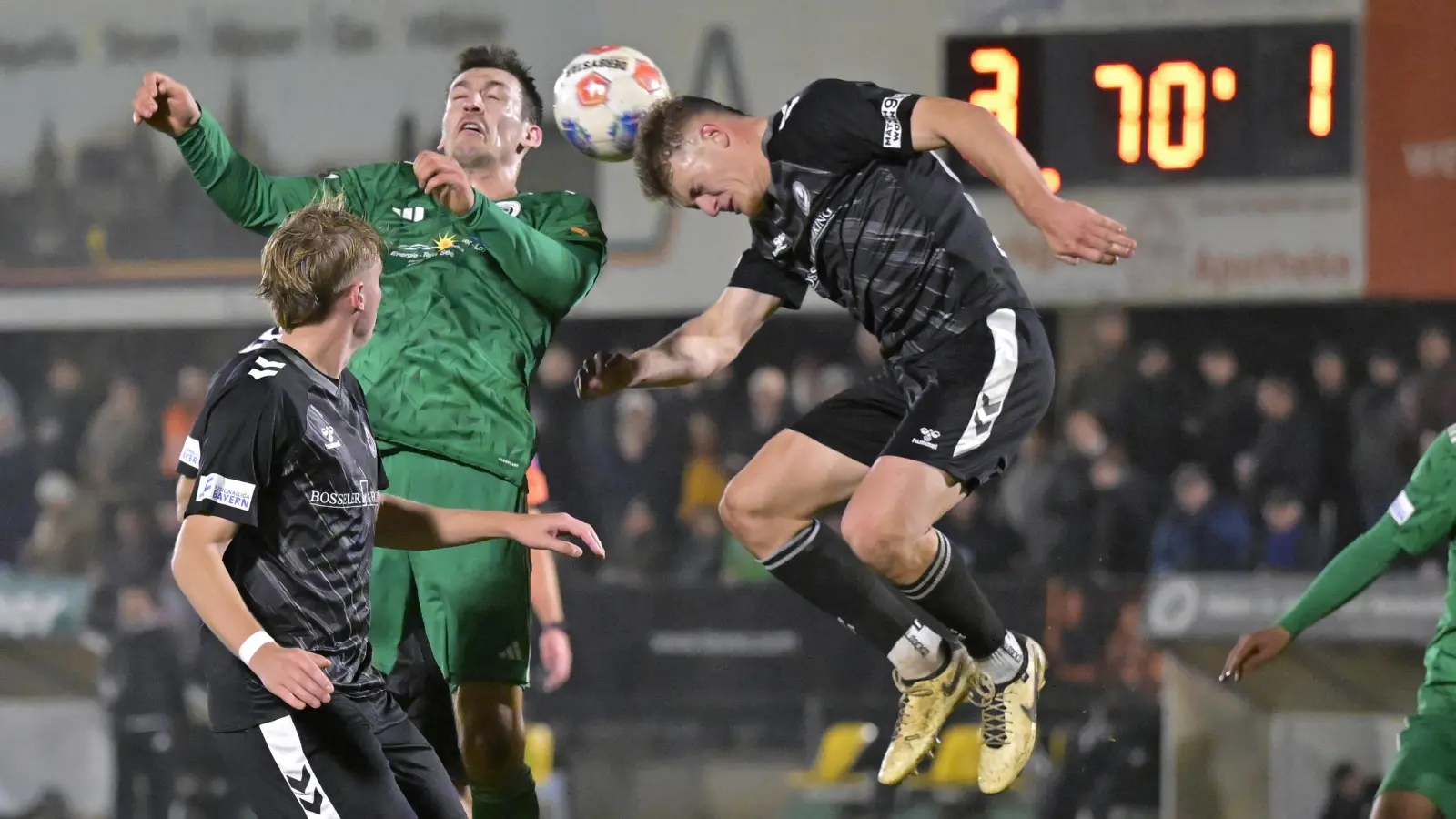 Im Heimspiel der Saison 25/26 schlug die SpVgg Ansbach (in Grün Ben Müller) Wacker Burghausen (rechts Lukas Walchhütter) mit 3:1. (Foto: Martin Rügner)