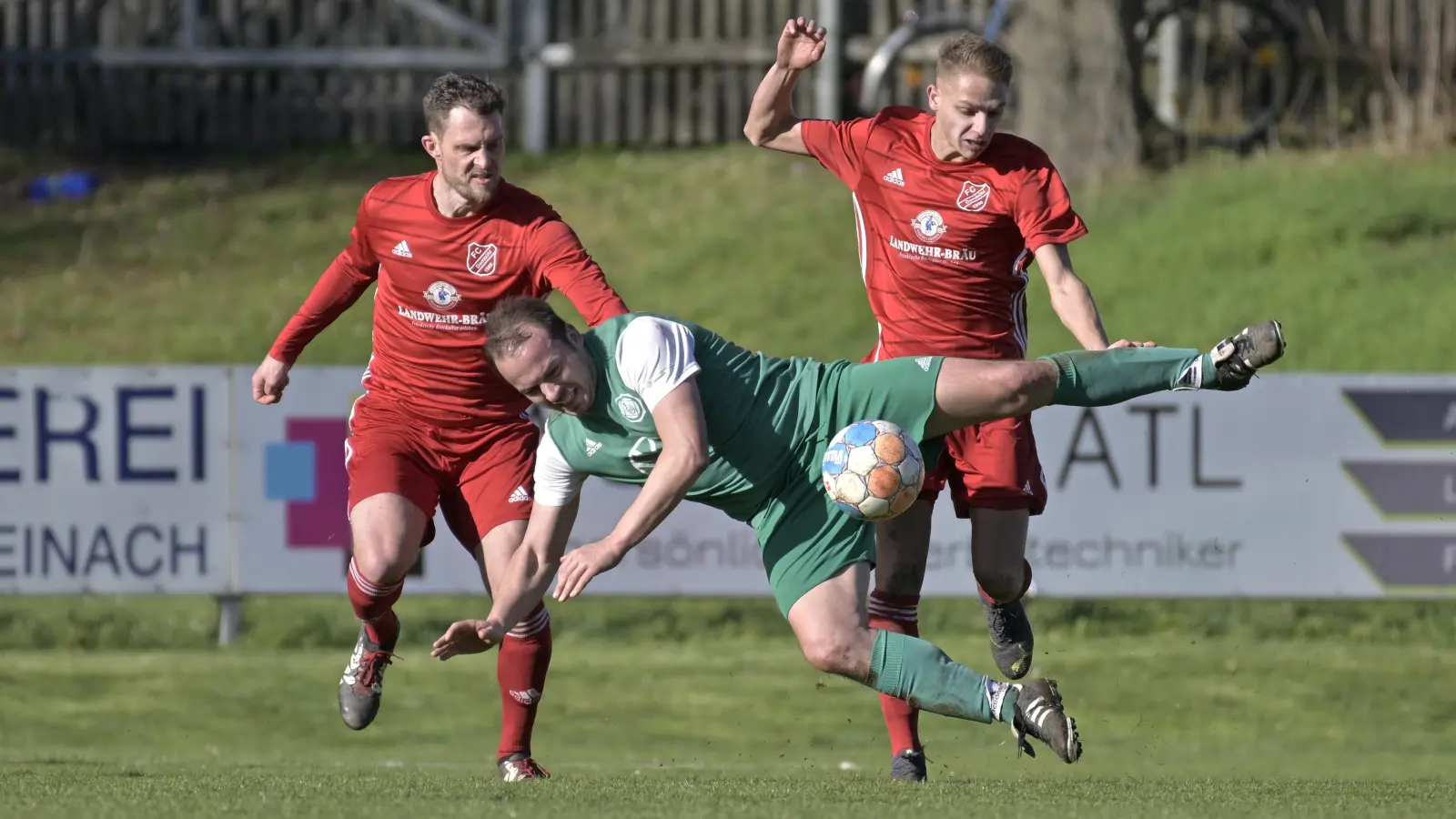 In Querlage befindet sich hier der Uffenheimer Rainer Gundel (Mitte). Nach dem 0:0 beim FC Dombühl (links Thomas Fenn, rechts Sebastian Geißler) muss der FVU gleich zum nächsten Derby nach Herrieden. Die Dombühler haben beim FV Dittenheim eine nicht minder wichtige Partie im Abstiegskampf vor der Brust. (Foto: Martin Rügner)