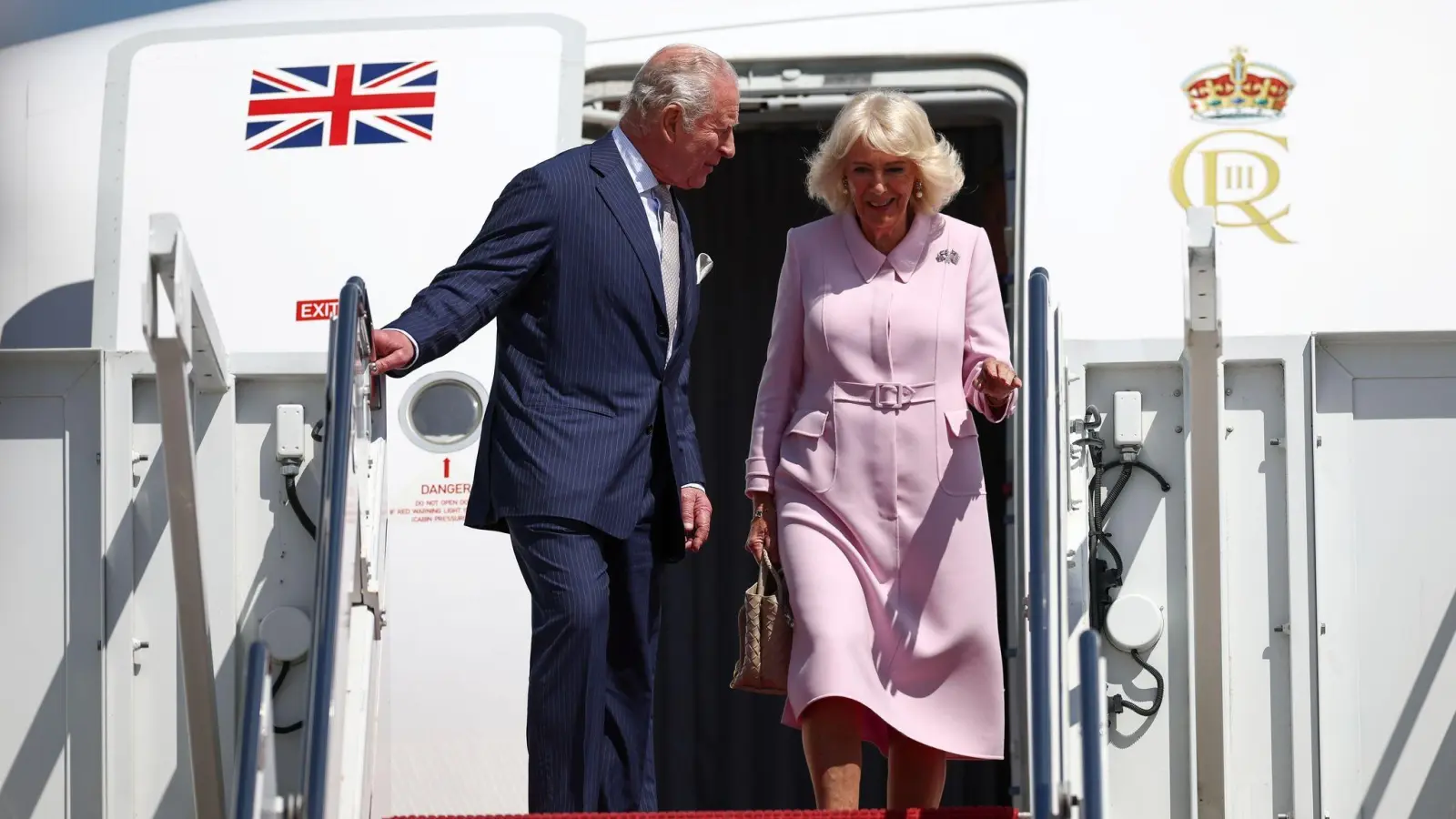 König Charles III. und Königin Camilla treffen in den USA ein.  (Foto: Henry Nicholls/PA Wire/dpa)