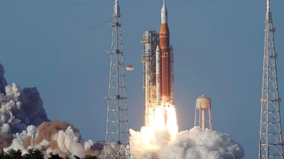 Erstmals seit mehr als 50 Jahren sind wieder Menschen auf dem Weg in die Nähe des Mondes. (Foto: Chris O'Meara/AP/dpa)