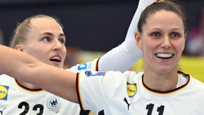 Xenia Smits (m) gehört zu den Führungsspielerinnen im DHB-Team. (Foto: Federico Gambarini/dpa)