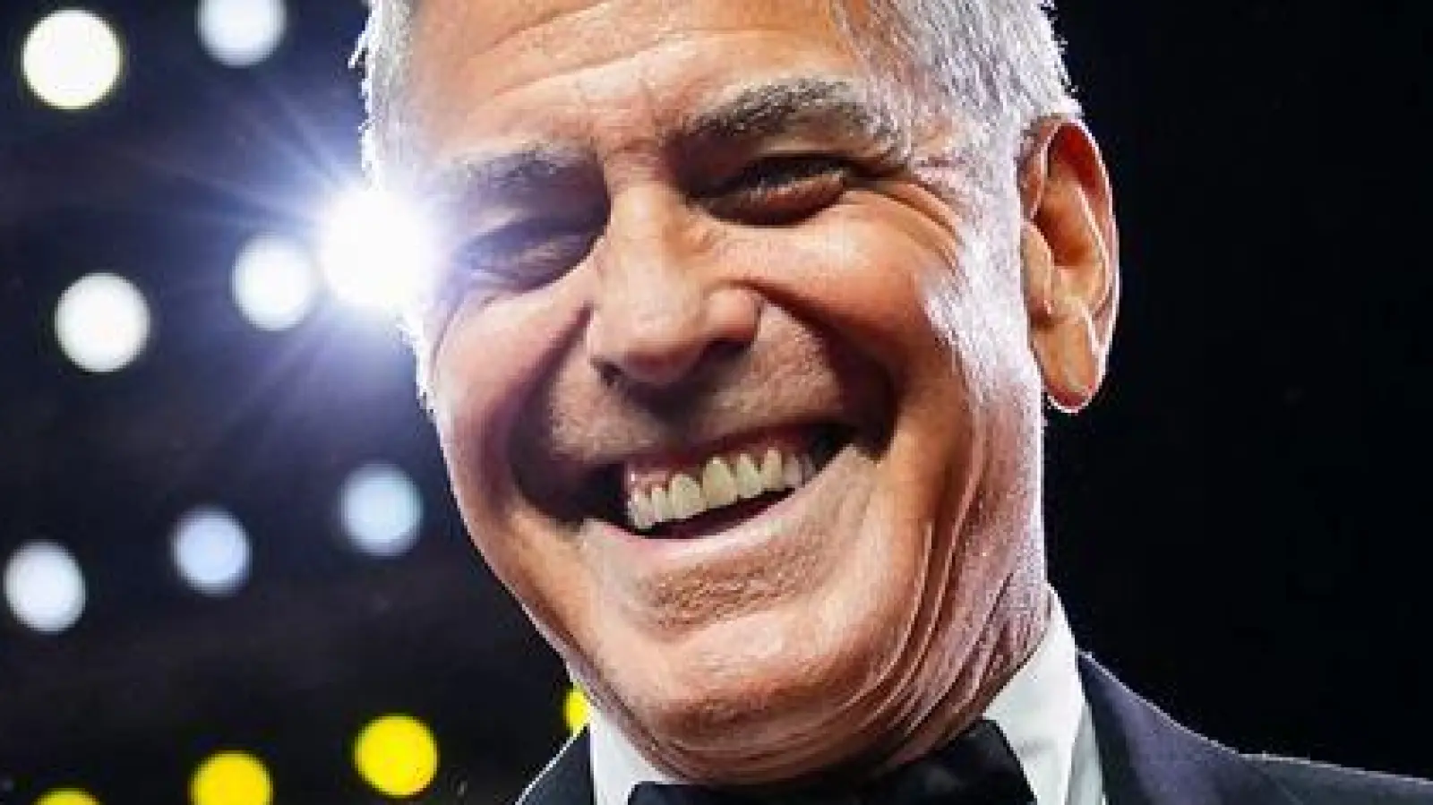 Trotz Krankheit mit guter Laune: George Clooney.  (Foto: Scott A Garfitt/Invision/AP/dpa)