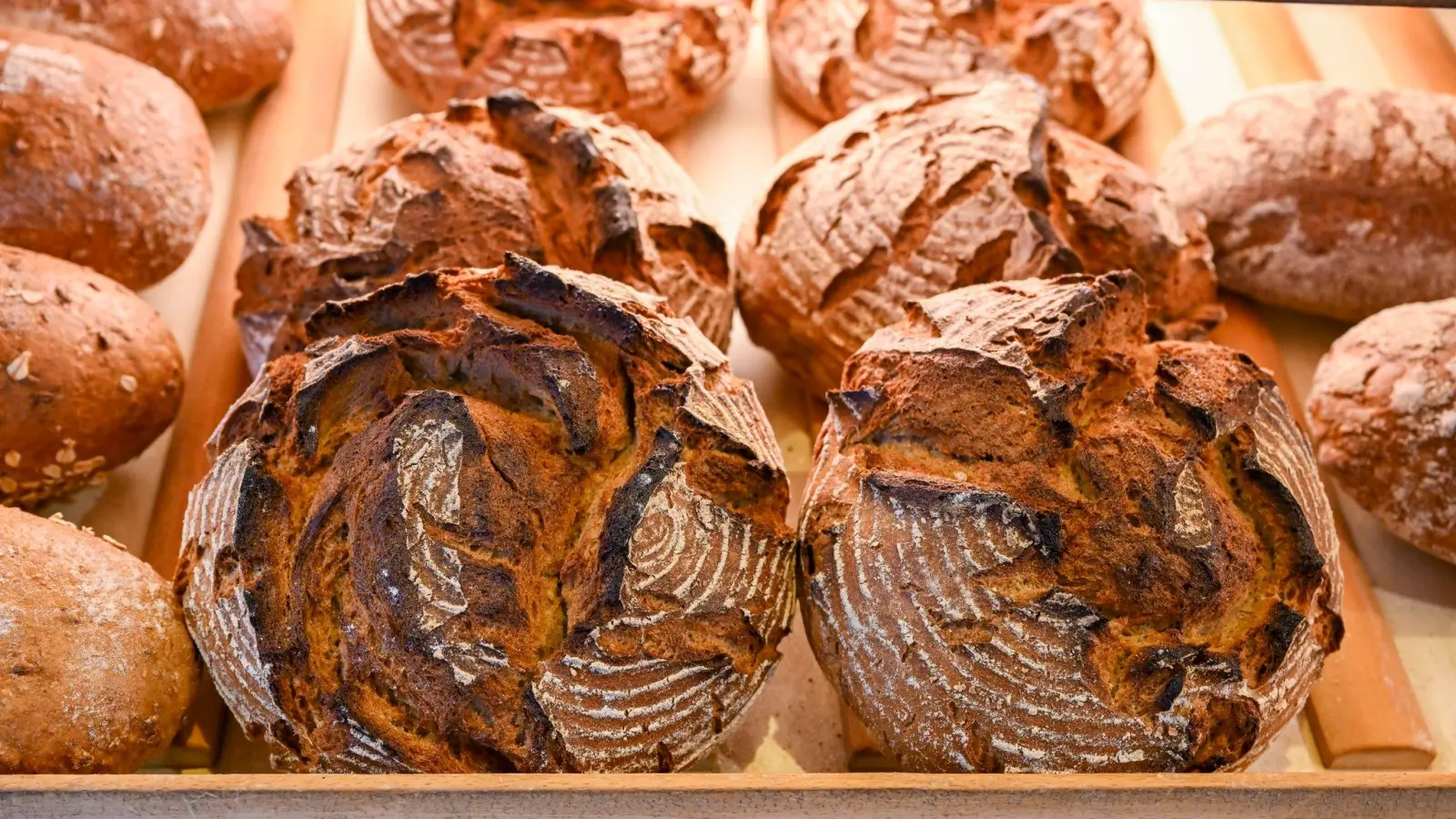 Vier Bäcker aus der Region tauchen in der Liste von „Der Feinschmecker” auf. Besonders gelobt wurde oft das Brot. (Foto: Jens Kalaene/dpa/dpa-tmn)
