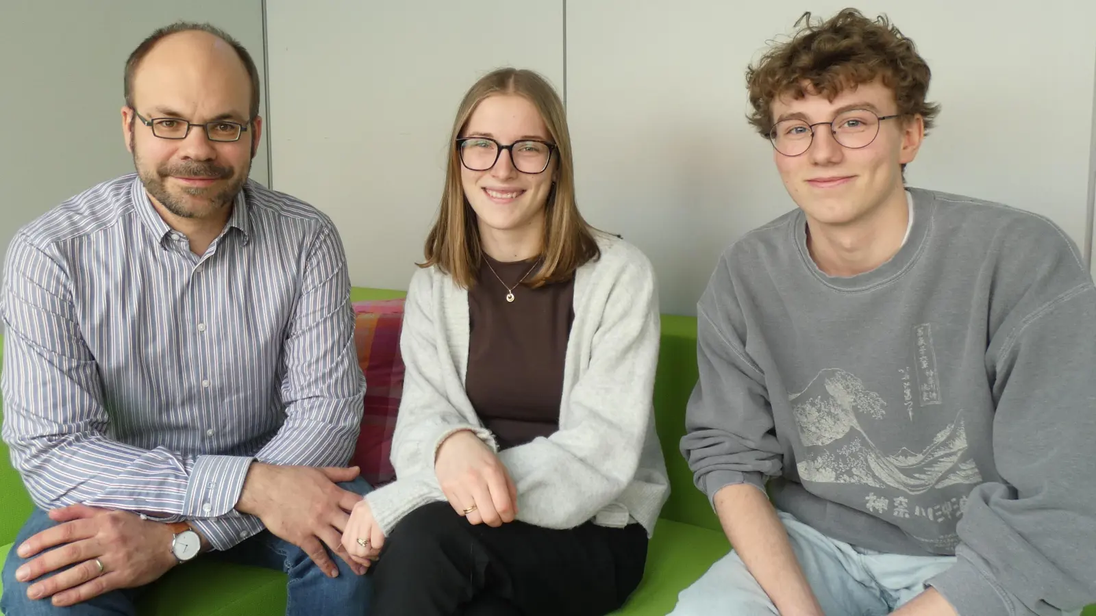 Simon Scherer, Klara Denzinger und Merlin Nestler sind angetan von der wissenschaftlichen Exkursion. (Foto: Calotta Halbrock)
