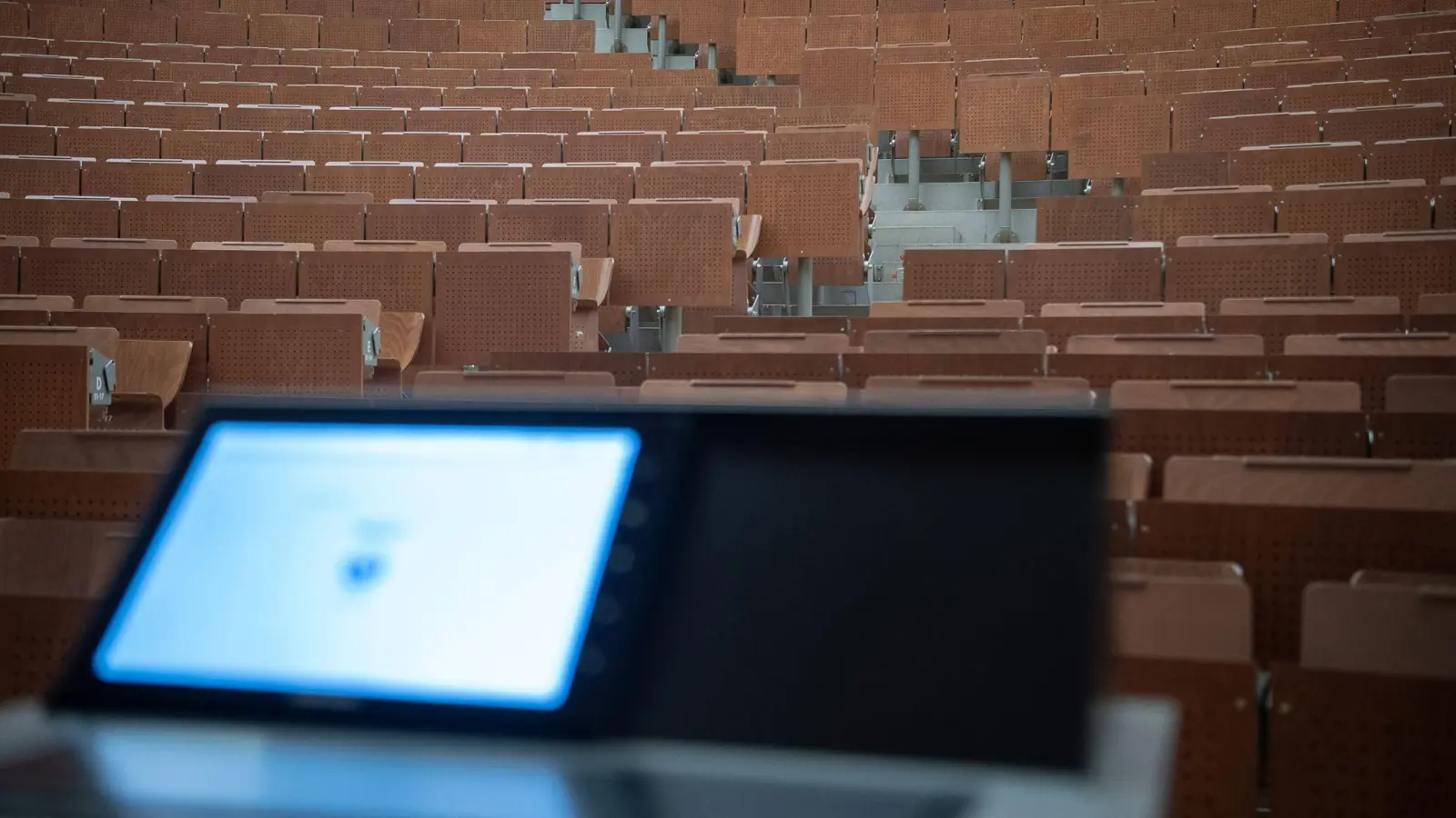 Ein leerer Hörsaal an einer Universität. (Foto: Sebastian Gollnow/dpa/Symbolbild)