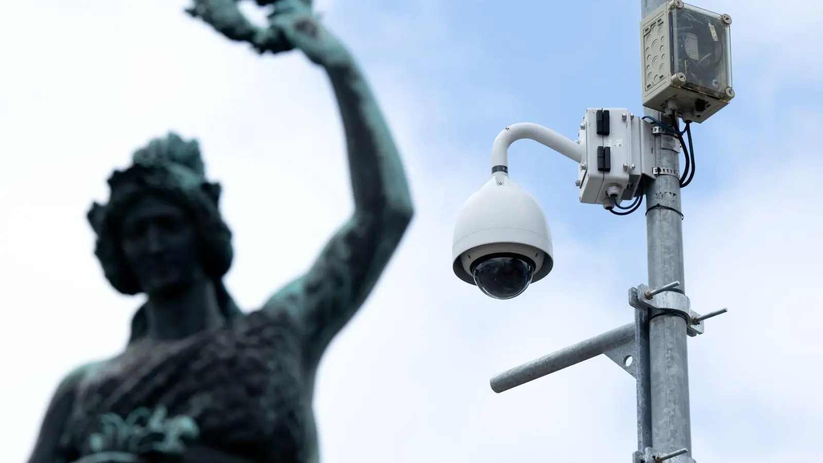 Videoüberwachung ist schon lange Alltag in Bayern – die Zahl der Kameras ist deutlich gestiegen in den vergangenen Jahren. (Symbolbild) (Foto: Sven Hoppe/dpa)