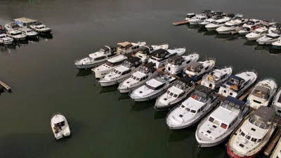 Bei Yachtcharter Schulz liegen die Yachten und Hausboote für die neue Saison bereit, einige Bootsurlauber sind schon unterwegs. (Foto: Bernd Wüstneck/dpa)