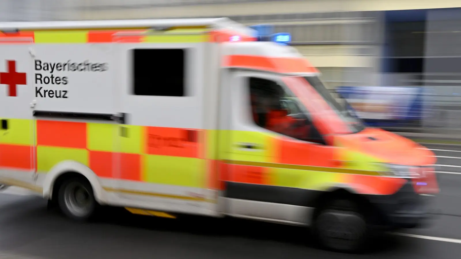 Der Arbeiter wurde schwer verletzt in ein Krankenhaus gebracht. (Symbolbild) (Foto: Peter Kneffel/dpa)