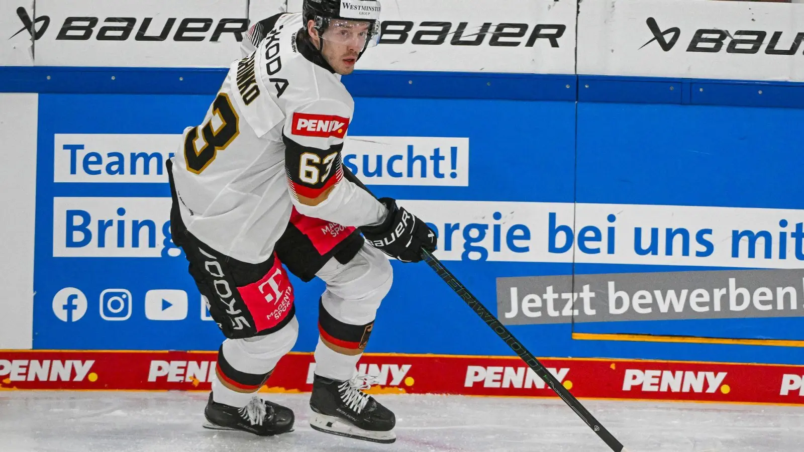 Eishockey-Nationalspieler Luis Schinko hielt es nicht lange in München aus. (Archivfoto) (Foto: Armin Weigel/dpa)