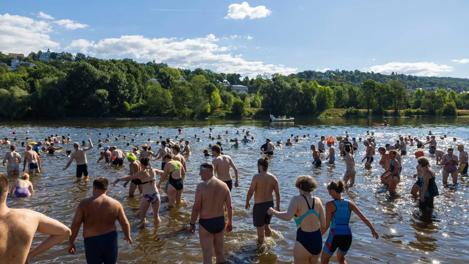 Mehr als 1800 Menschen wollten die rund 3,5 Kilometer lange Strecke schwimmen. (Foto: Daniel Schäfer/dpa)