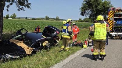 Ein 33-jähriger Autofahrer war ohne Beteiligung von anderen bei Burgbernheim von der B470 kommend nach rechts in den Straßengraben gefahren. (Foto: Kreisfeuerwehrverband/Rainer Weiskirchen)