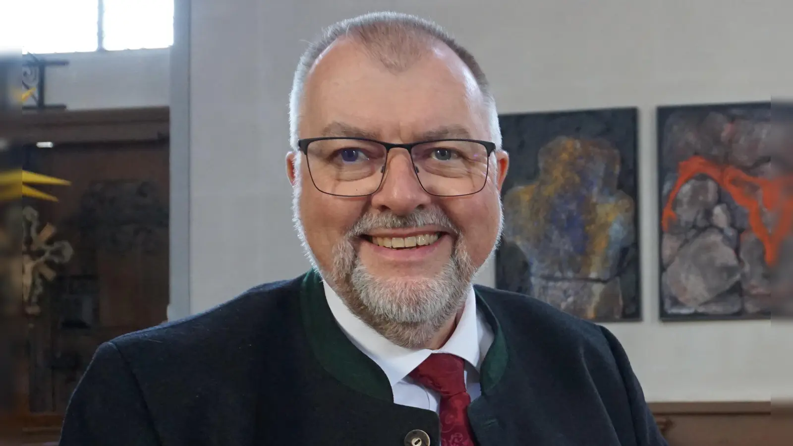 Der Verein Mundart in der Kirche rund um den Vorsitzenden, Pfarrer Claus Ebeling, hat ein fränkisches Gebetbuch herausgegeben. (Archivbild: Andrea Walke)