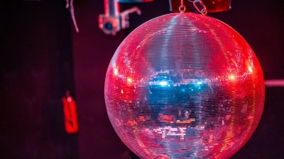 Der 20-Jährige wurde unter anderem wegen Rauchens in der Disco aus dem Gebäude geworfen. (Symbolbild) (Foto: Jens Büttner/dpa-Zentralbild/dpa)
