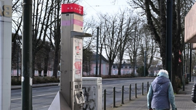 Eine schrottreife Telefonstele beim Schloss Benrath. (Foto: Wolf von Dewitz/dpa)