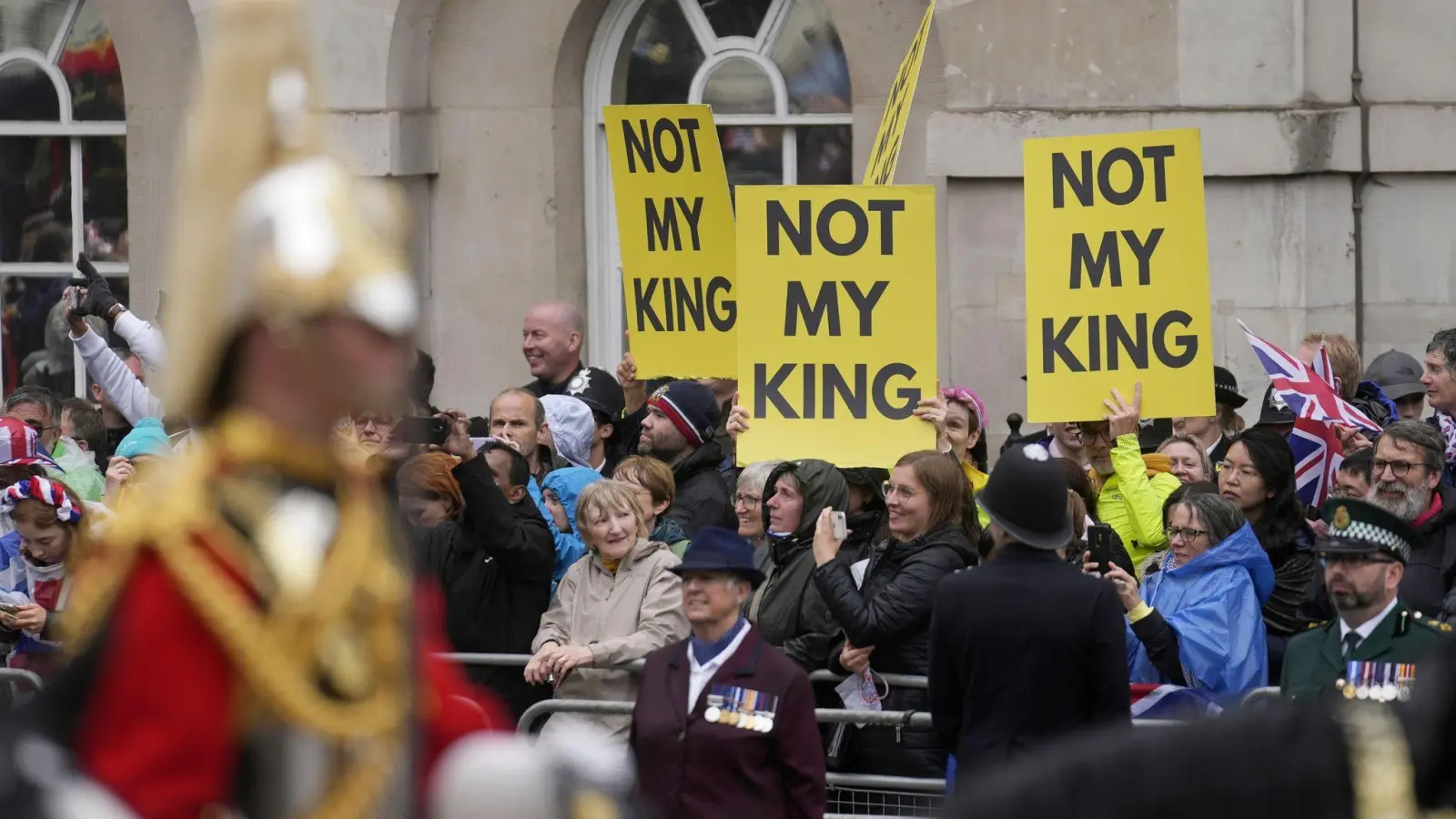 Anti-Monarchisten protestieren am Krönungstag in London. (Foto: Mosa'ab Elshamy/Pool AP/dpa)