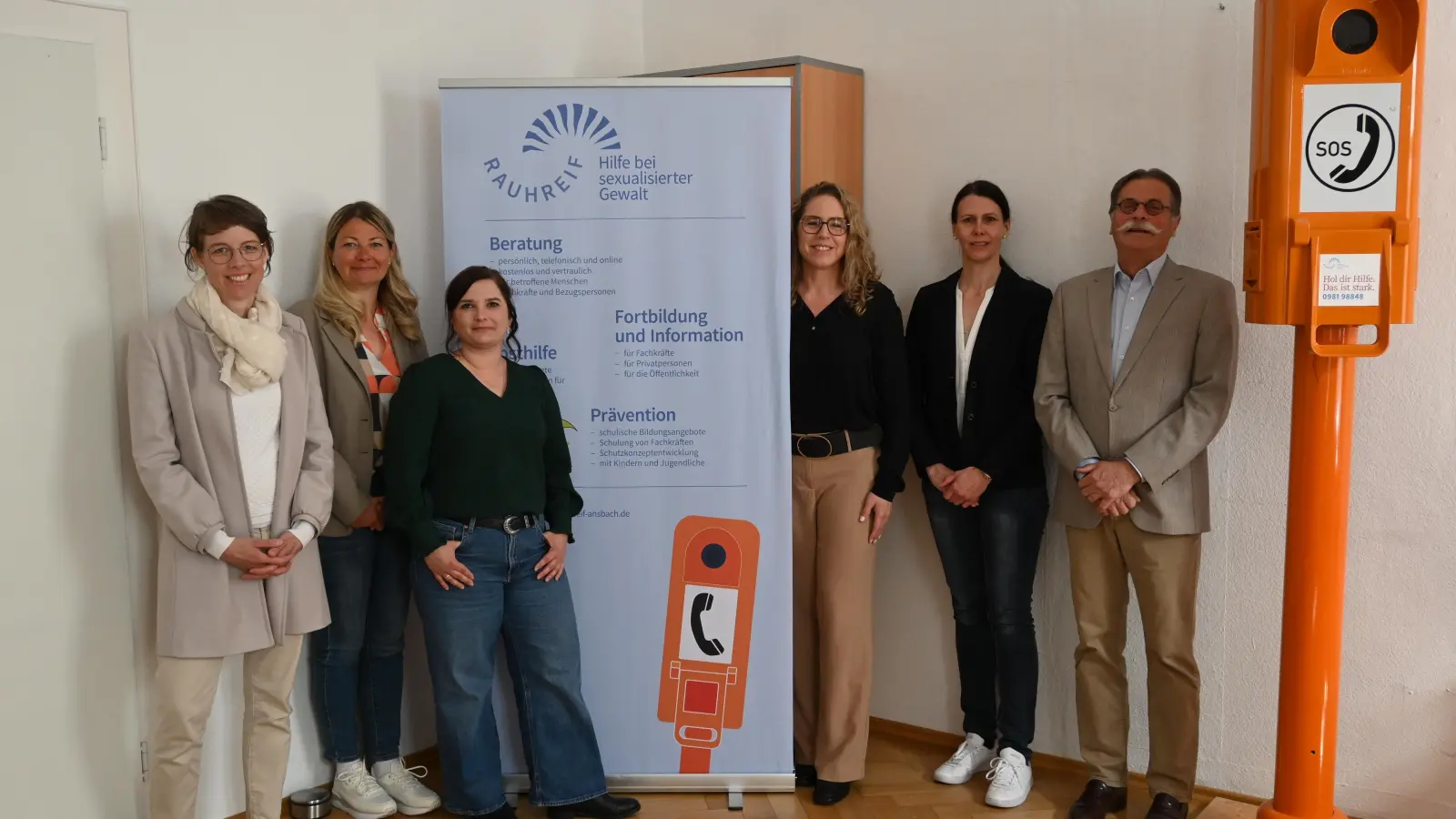 Freuen sich auf die Zusammenarbeit mit dem Bayerischen Polizeiorchester (von links): Nadja Wilhelm und Petra Weinkauf von der Stadt Ansbach, Leiterin der Fachberatungsstelle Daniela Rajewitz und aus dem Orga-Team und Vorstand des Rauhreif-Vereins Kathrin Pollack, Angela Büchner und Dr. Eckhard Göritz. (Foto: Anna Beigel)