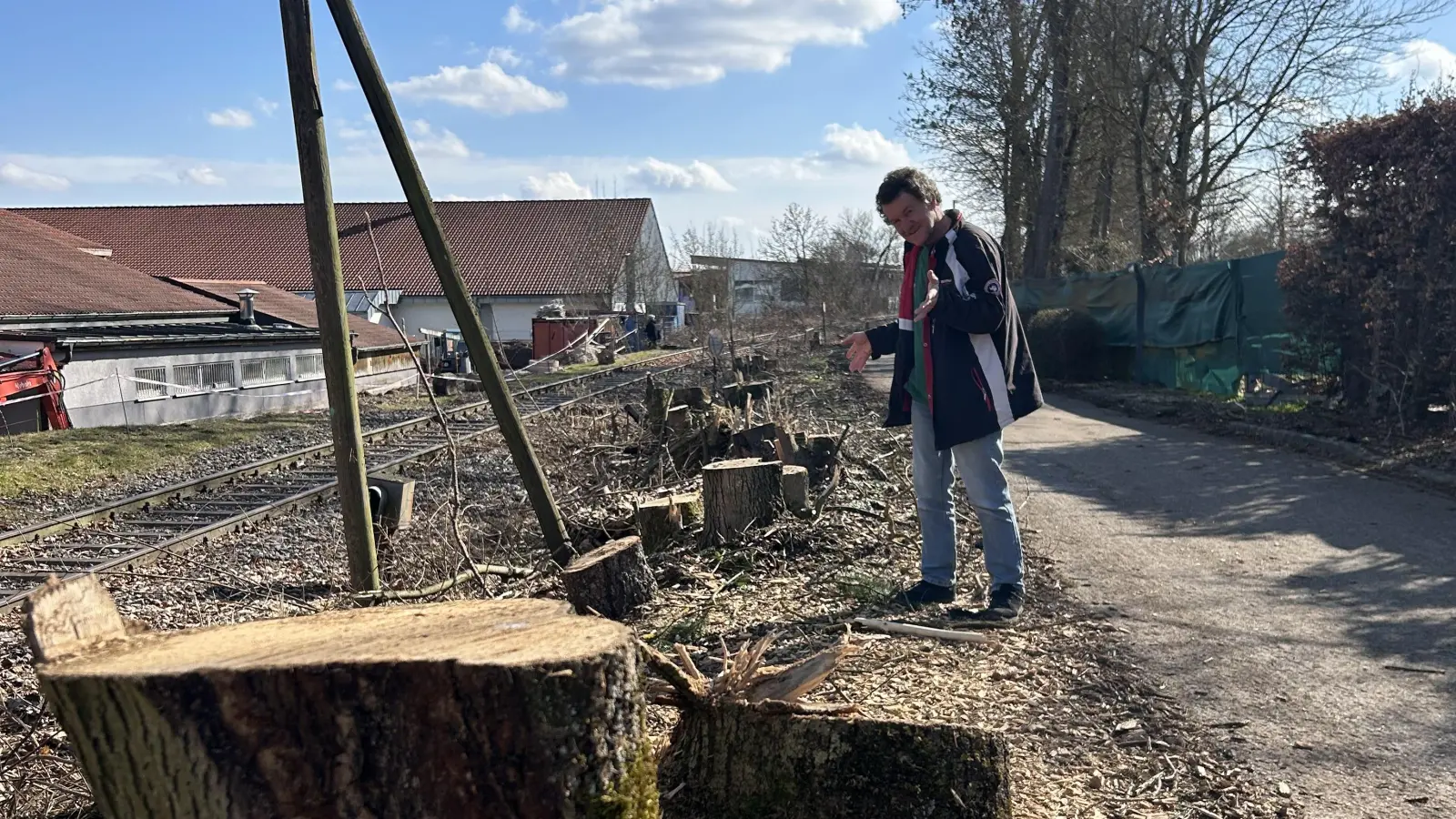 Am Kaltenbronner Weg, entlang der ehemaligen Bahnstrecke, wurden sämtliche Bäume und Hecken gerodet. Für Anrainer Bernd Heiß ist das nicht weniger als ein Frevel an der Natur. (Foto: Florian Pöhlmann)