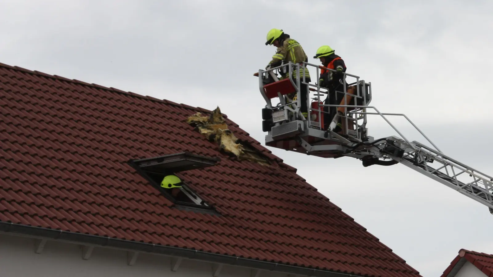 Die Rothenburger Feuerwehr musste ausrücken, weil der Brand eines Dachstuhls in einem Wohngebiet befürchtet wurde.  (Foto: Anna Beigel)